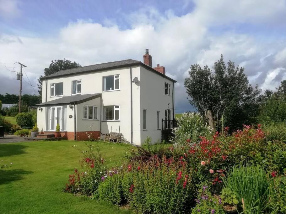 Country Home With Gardens Newtown  Bagian luar foto
