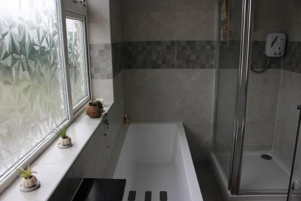 Country Home With Gardens Newtown  Bagian luar foto